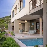 Seaview And Pool House Manu Villa