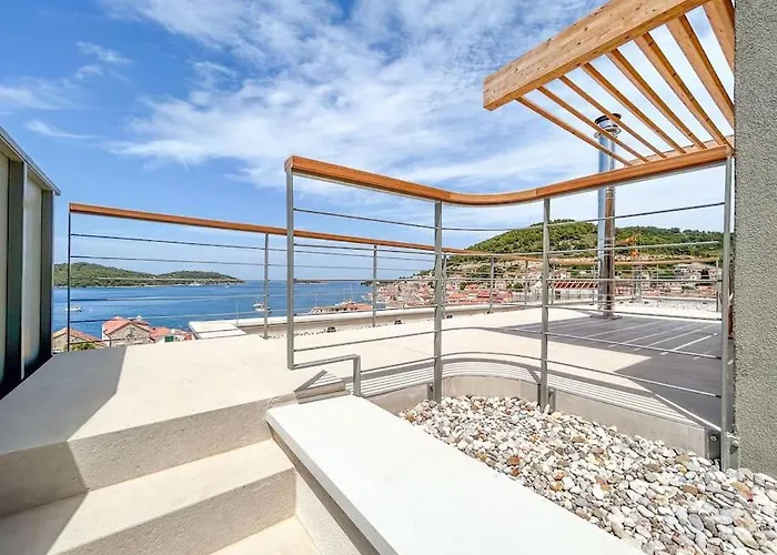 Seaview And Pool House Manu